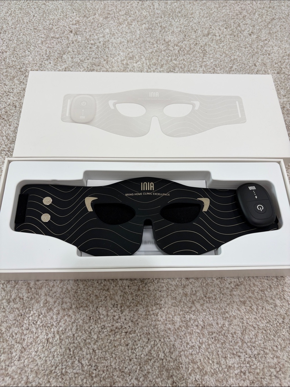 INIA Glow LED red light therapy Eye Mask - Picture 2 of 3